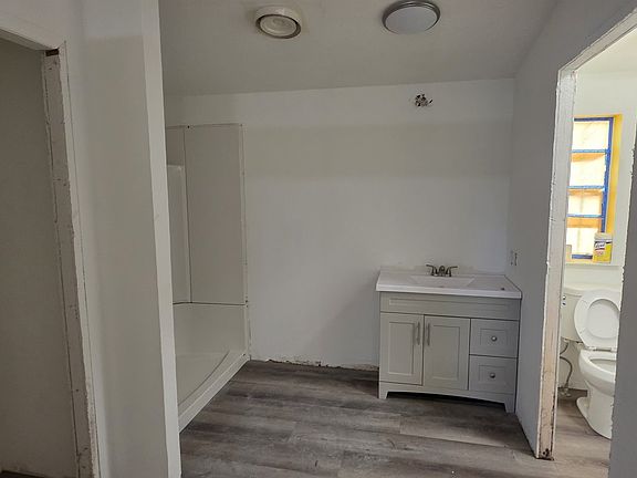 5th image of 122 SW 10th St