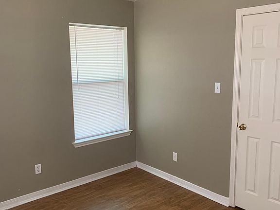 4th image of 105 W Halmstead A A A