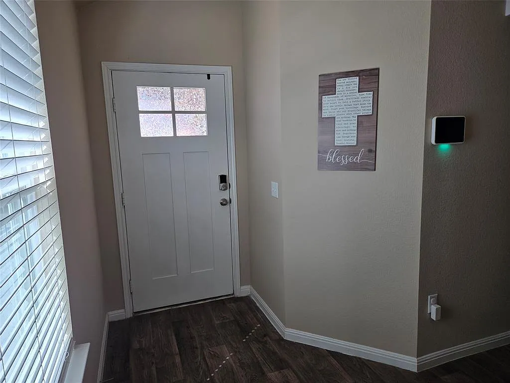 4 bed, 2.0 bath, 1713 sqft, $2,300 — Photo 2