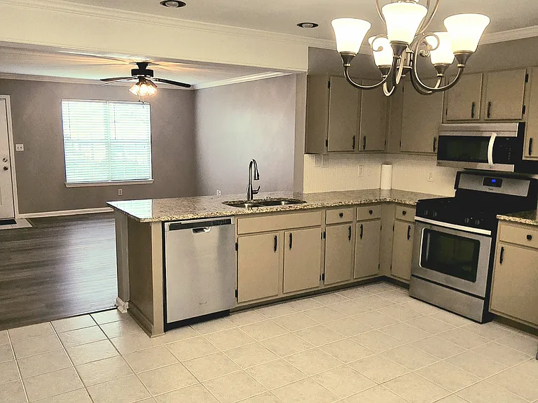 407 Bainbridge Dr — Photo 2