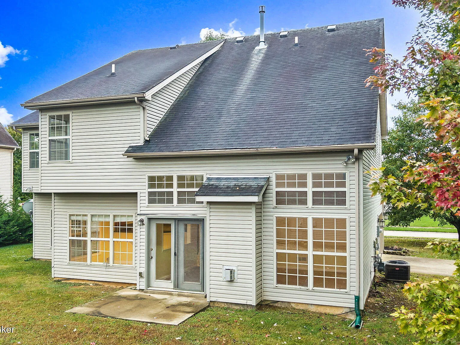 4 bed, 2.5 bath, 2572 sqft, $2,595 — Photo 3