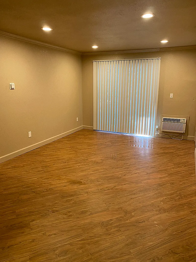 Iron Horse Apartments — Photo 3