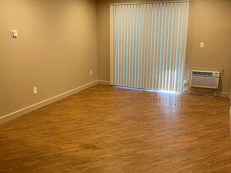 Iron Horse Apartments — Photo 3