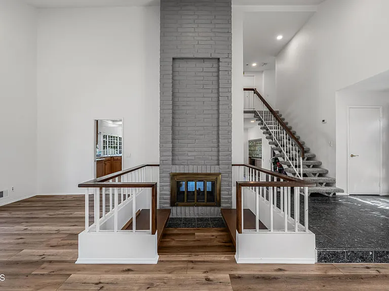 327 Bethany St — Photo 10