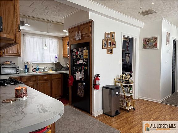 4th image of 470 Brookside Ave