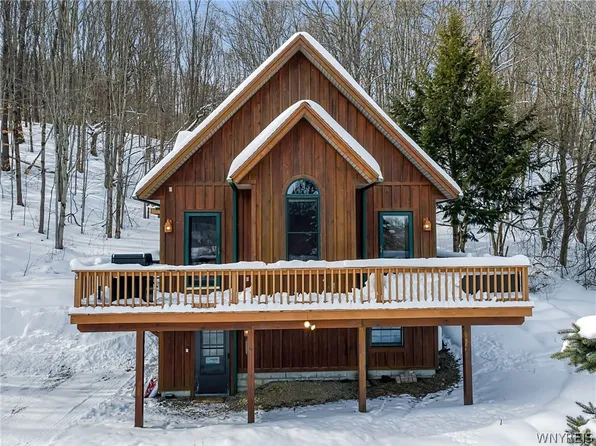 1013 Eagle Dr, Great Valley, NY 14741