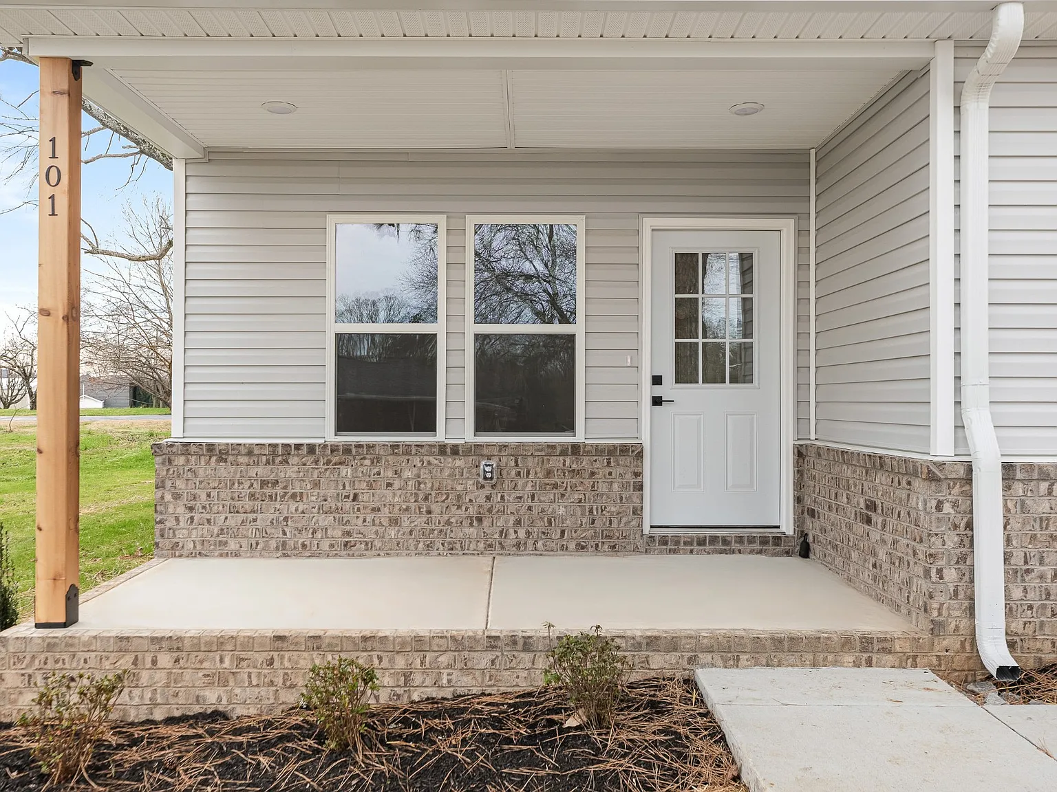4 bed, 2.5 bath, 2250 sqft, $2,800 — Photo 2