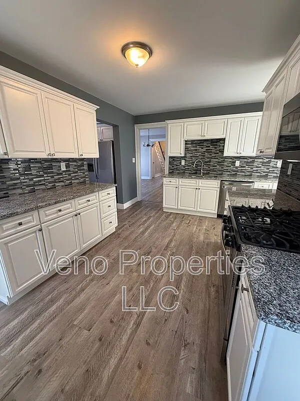 4 bed, 3.0 bath, $2,500 — Photo 2