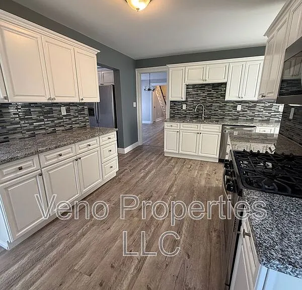 81 Bath St — Photo 2