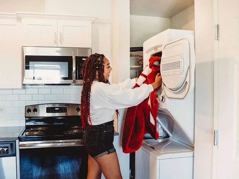 Kitchen and Washer/Dryer