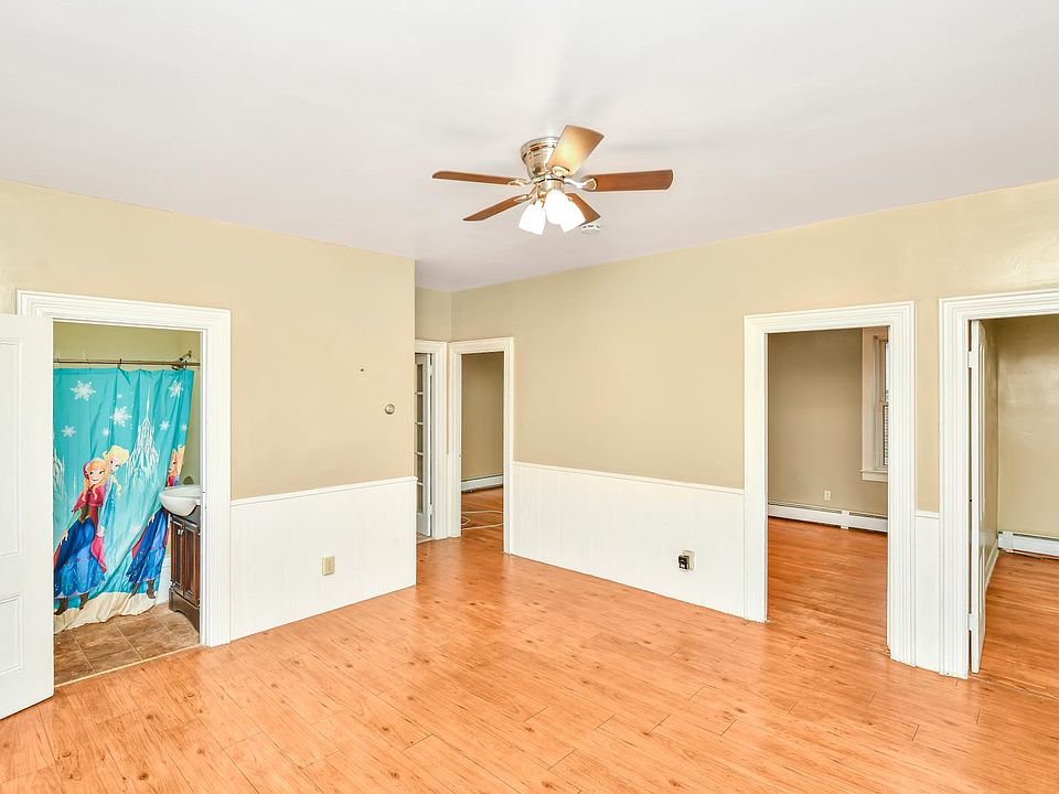 2nd image of 983 Rodman St #2