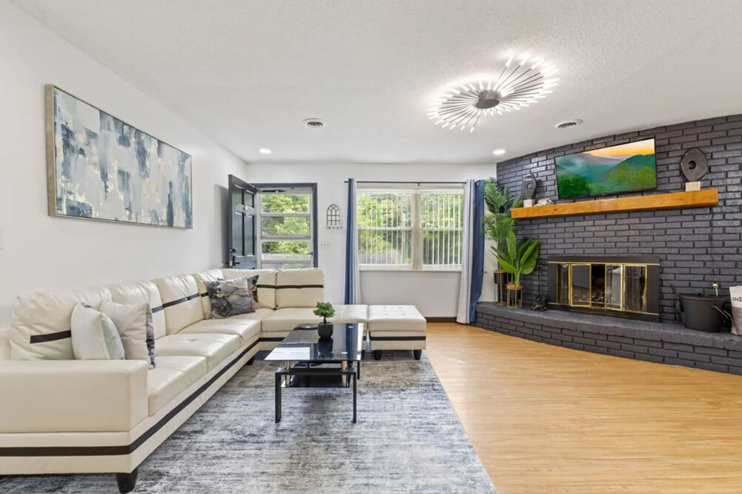 3 bed, 2.0 bath, 1313 sqft, $5,161 — Photo 2
