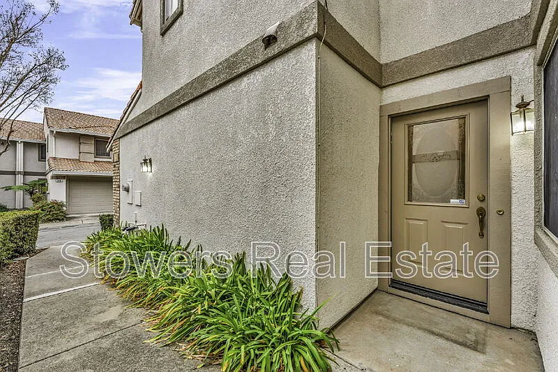 3 bed, 2.5 bath, 1598 sqft, $3,795 — Photo 3