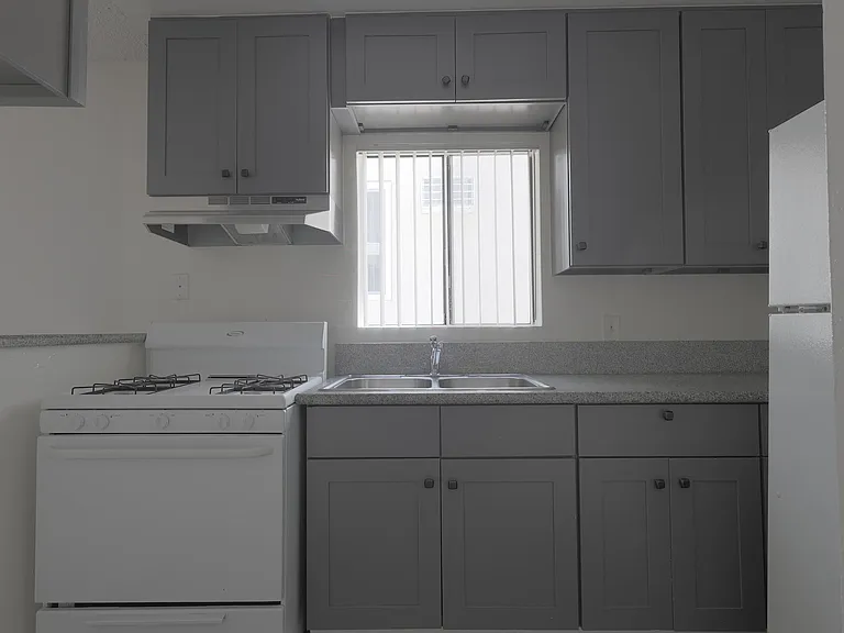 943 Elden Ave — Photo 4