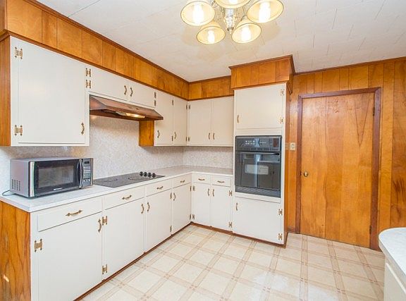 5th image of 2117 N Amelia Ave