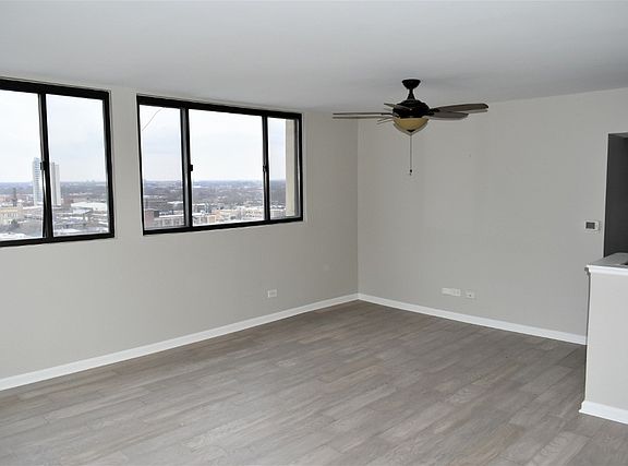 3rd image of 6150 N Kenmore Ave APT 15B