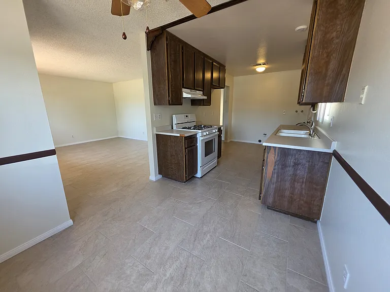 Corona St — Photo 3