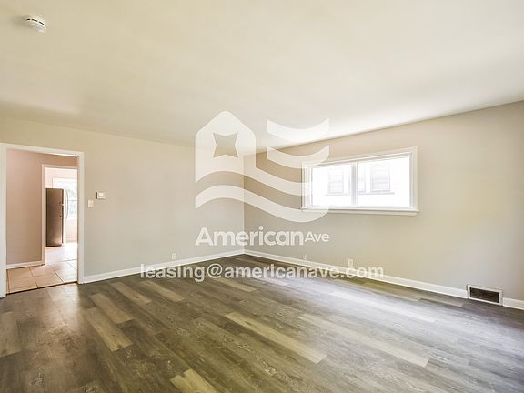 557242_002_living_room_3.jpg