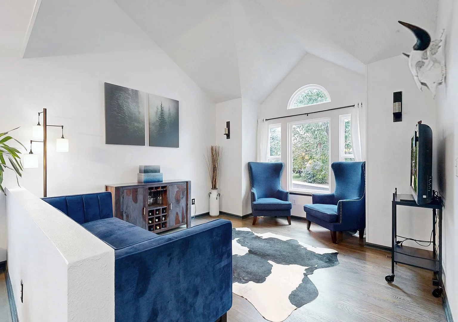 Stunning 3 bed/2 bath home with lush gardens — Photo 2