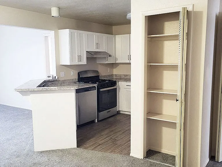Emerald Park Apartments — Photo 32