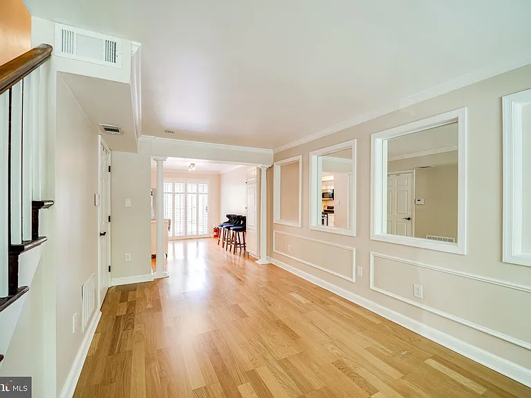 1317 Queen St — Photo 3