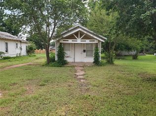 311 S 11th St, Clinton, OK 73601