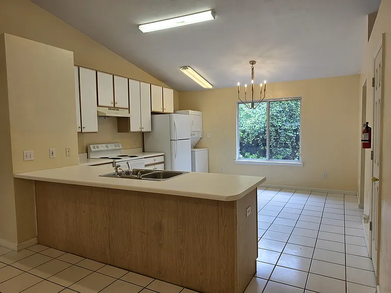 925 Dent St — Photo 7