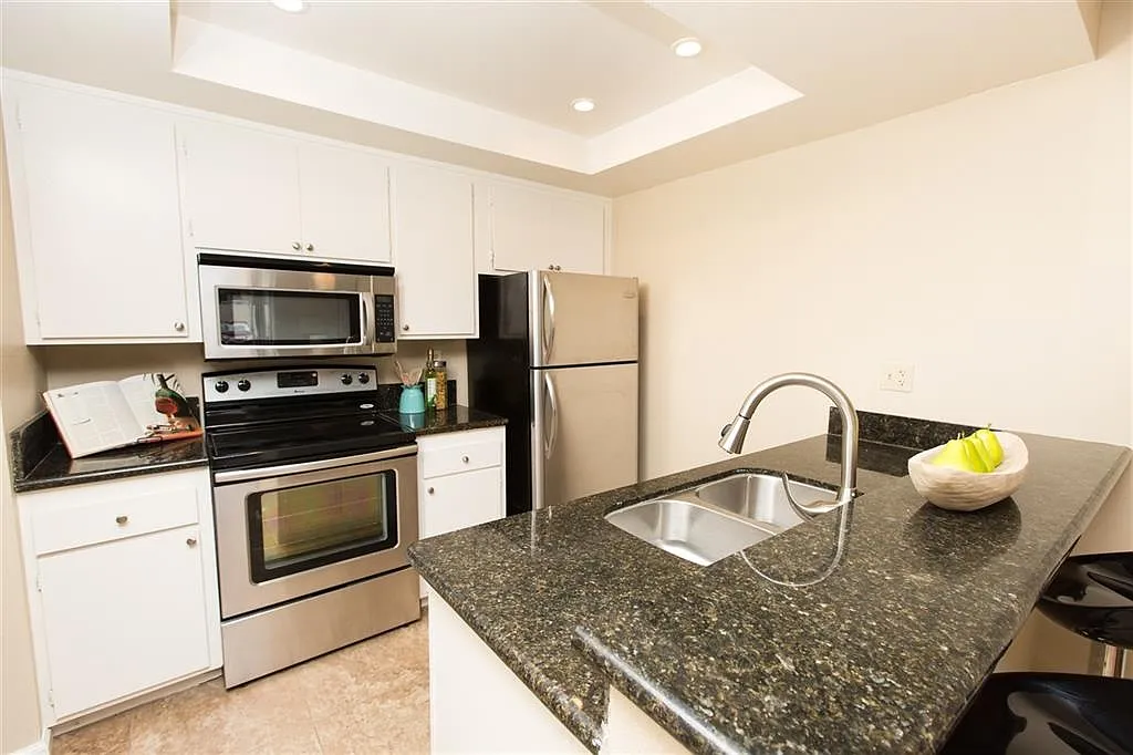 $2,000- 1 Bed / 1 Bath Condo located in Mission Plaza Complex in Mission Valley — Photo 2