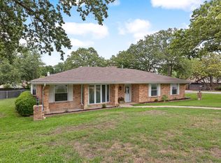 2836 Winterhaven Dr, Hurst, TX 76054