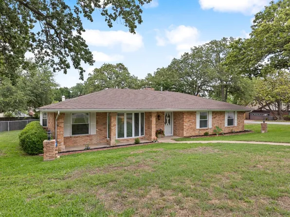 2836 Winterhaven Dr, Hurst, TX 76054