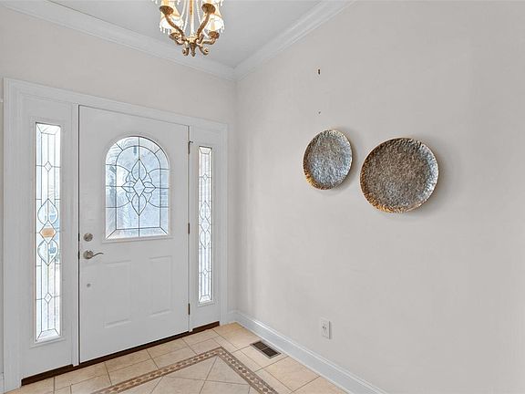 3rd image of 1355 Inez Ln