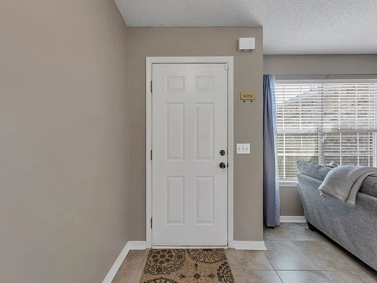 221 Trish Dr — Photo 5