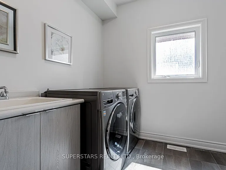 11 Empire Dr — Photo 34