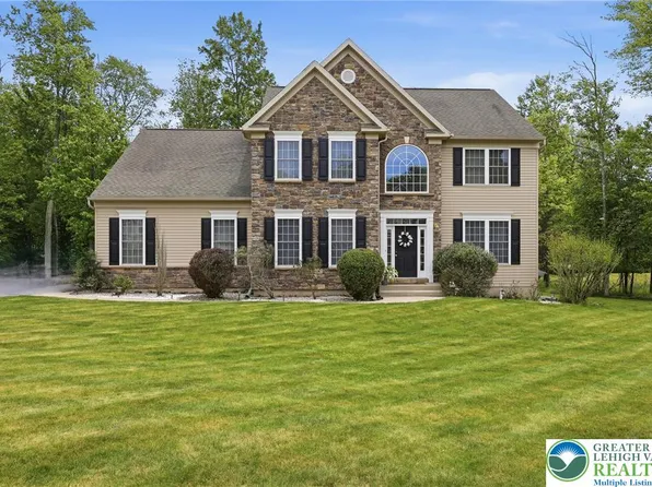 1017 Woodberry Dr, Mountain Top, PA 18707