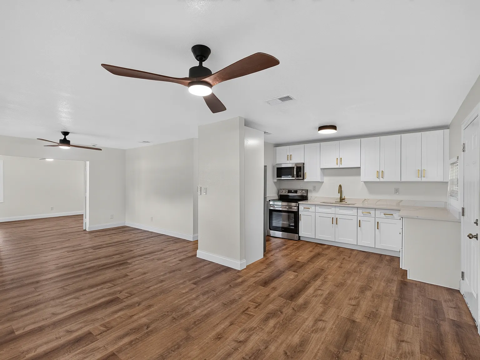4 bed, 1.5 bath, 1400 sqft, $3,399 — Photo 3