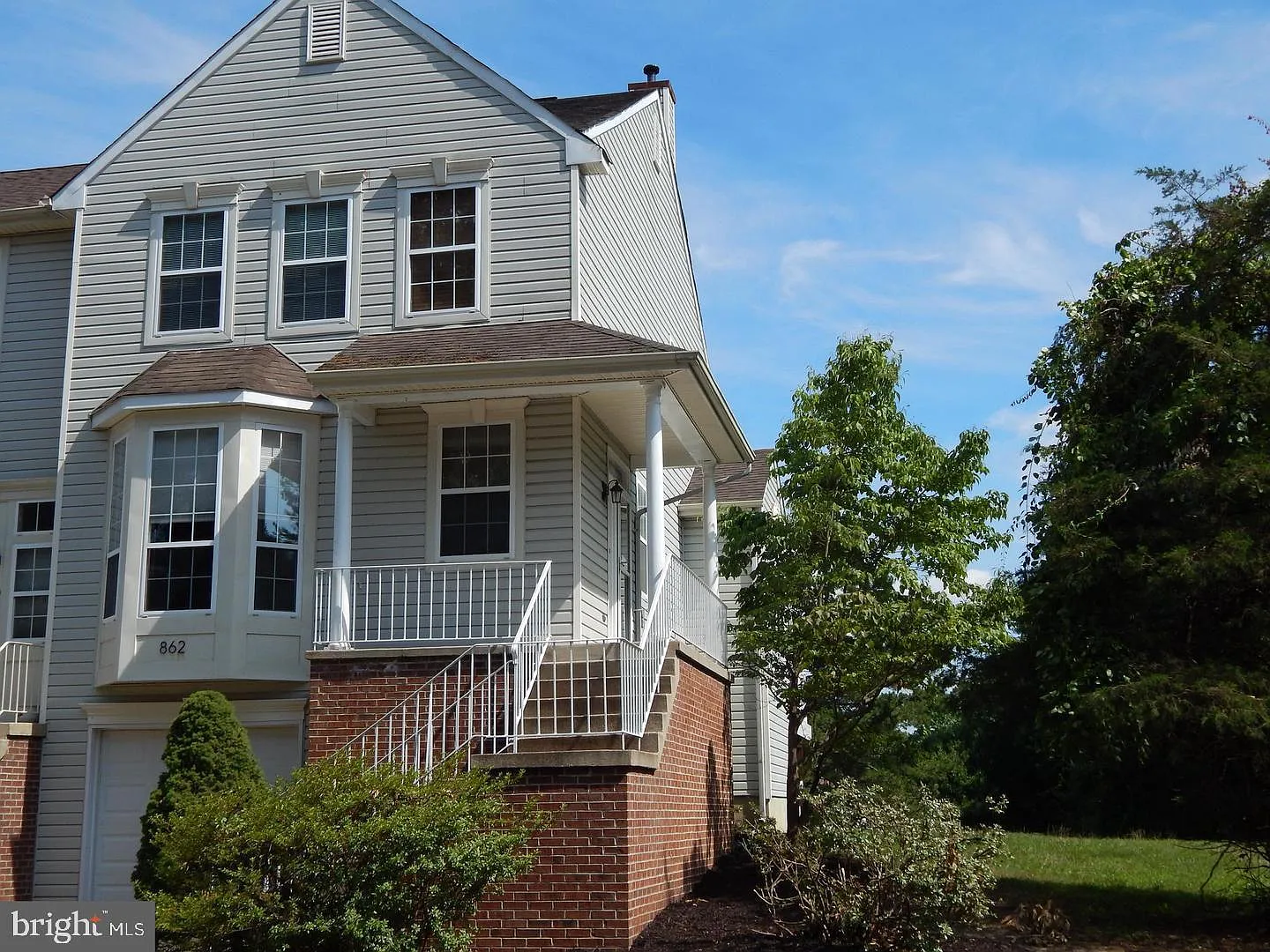 3 bed, 2.5 bath, 2050 sqft, $3,000 — Photo 1