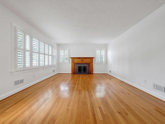 3rd image of 3307 Oakland Blvd NW