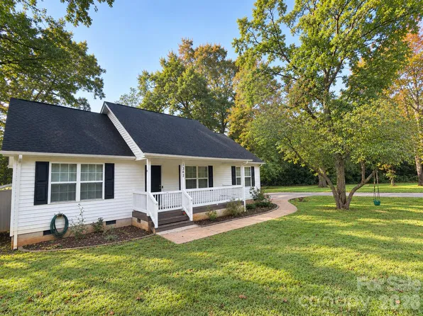 1363 Woodridge Dr, Clover, SC 29710