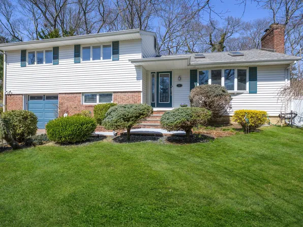 11 Colorado Place, Huntington Station, NY 11746
