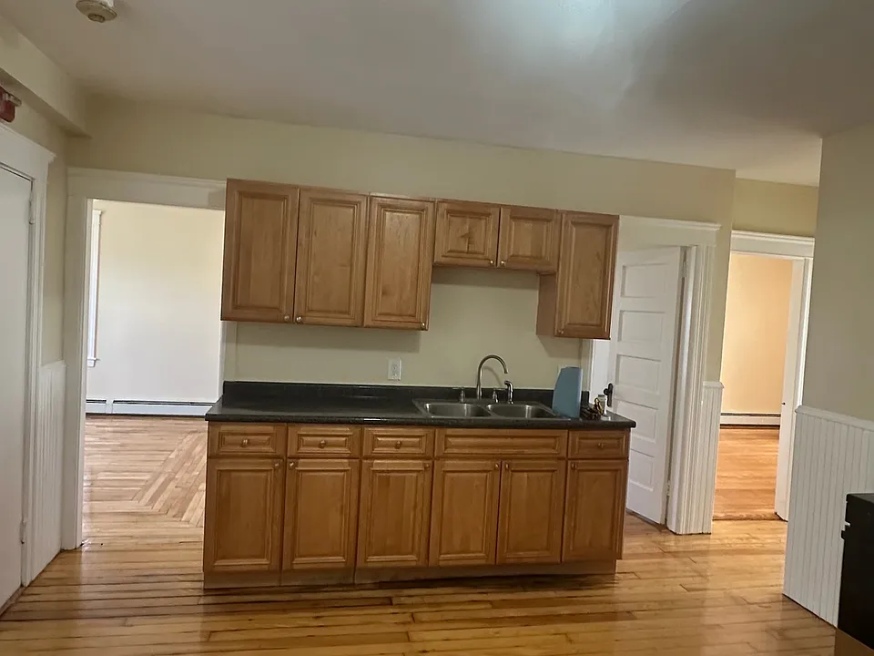 601 E School St #3L