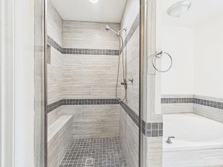 4901 Warwick Rd E — Photo 48