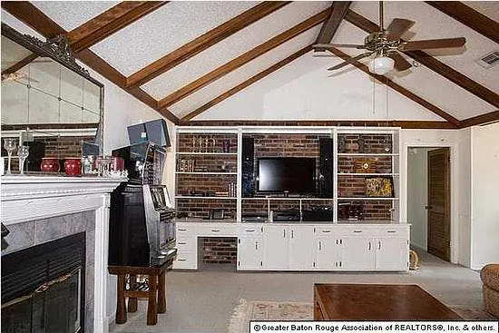 3 bed, 2.5 bath, 2450 sqft, $2,500 — Photo 2