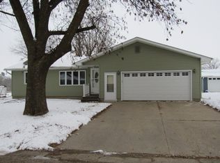 841 Southhaven Dr, Monticello, IA 52310