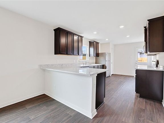 3rd image of 1044 Maywood Ln