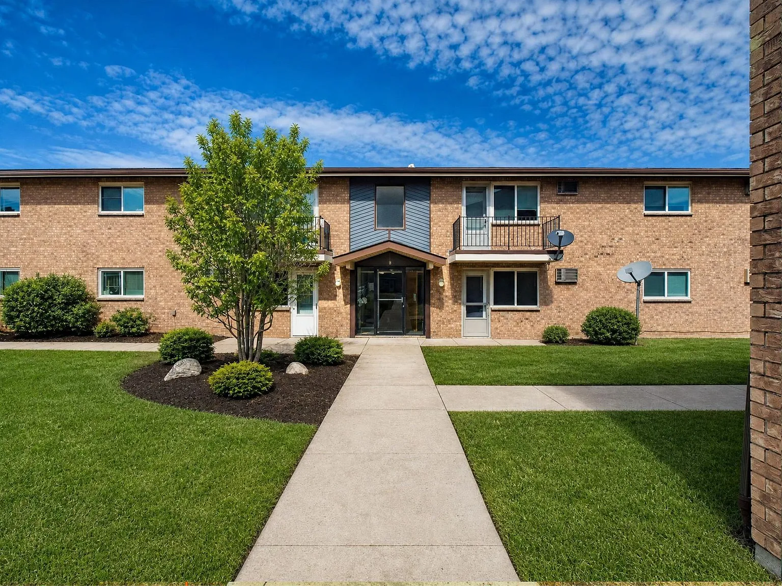 Holiday Meadows Apartments — Photo 1