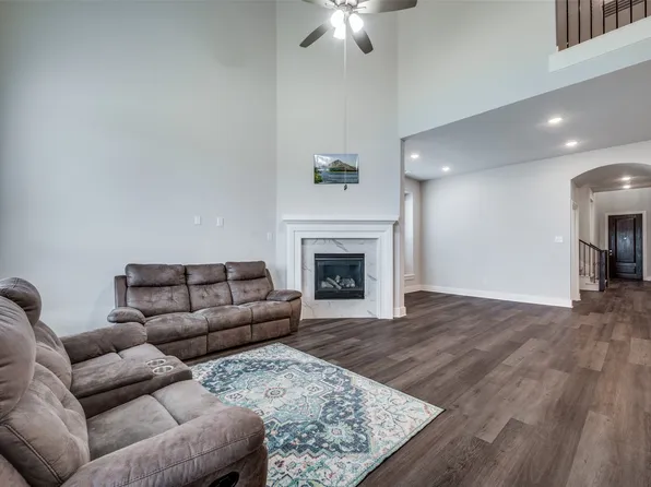 4713 Honeysuckle Ct, Aubrey, TX 76227