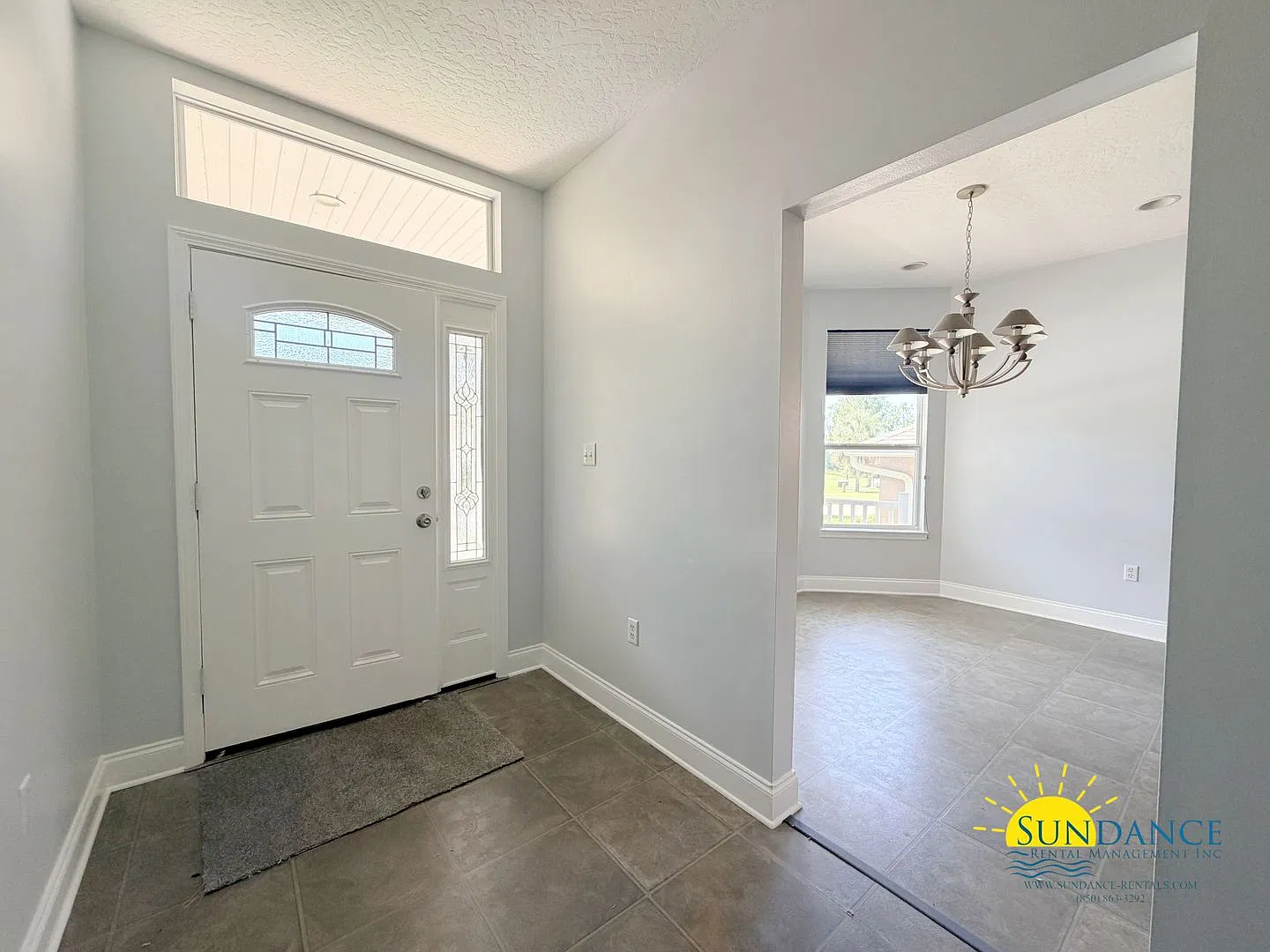 Stunning 4 Bedroom Home in Mary Ester! — Photo 2