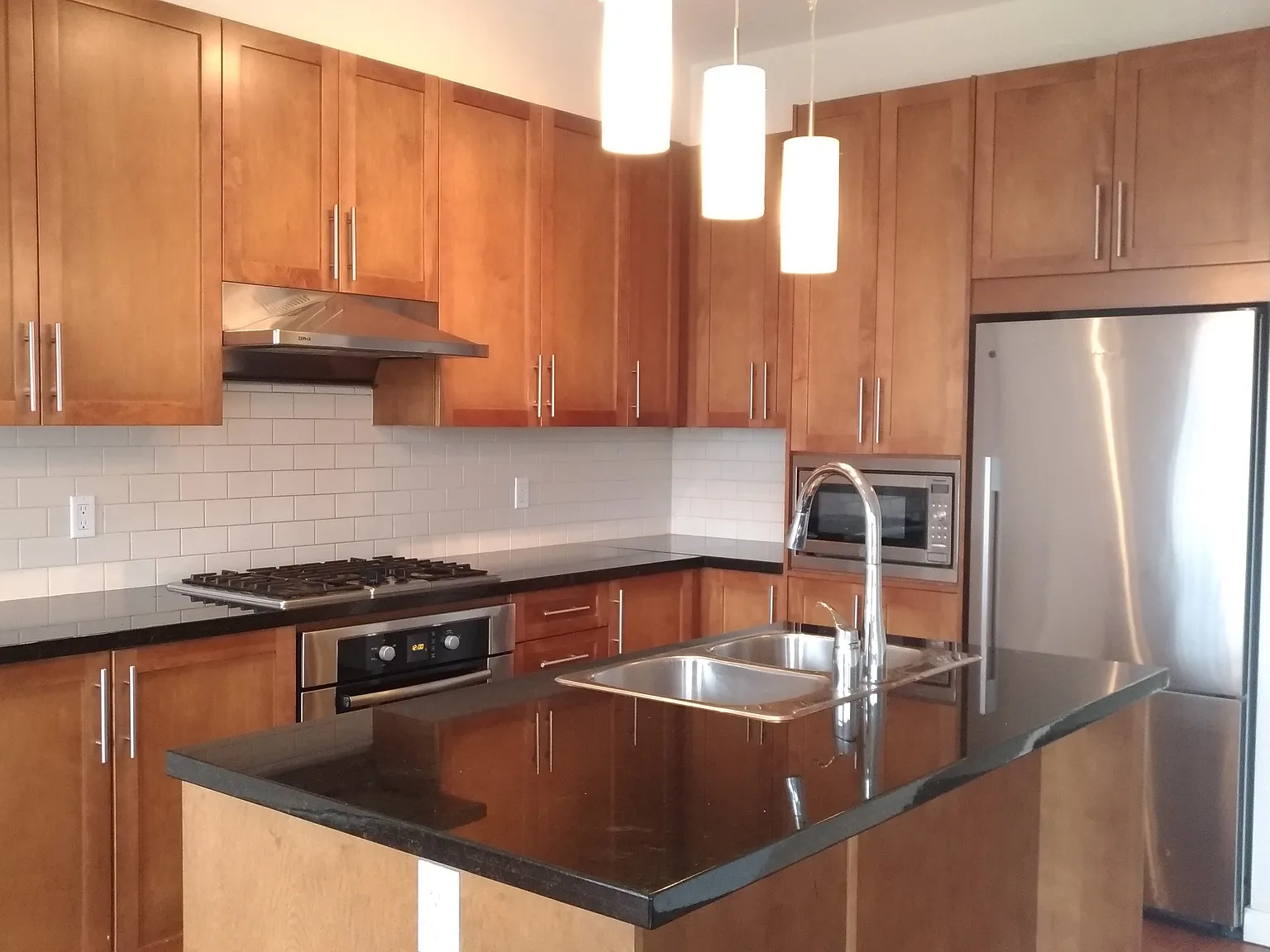 4 bed, 3.5 bath, 1950 sqft, $3,700 — Photo 4