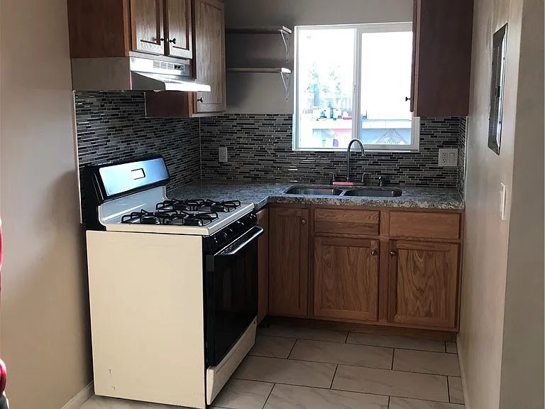 3616 W Victory Blvd — Photo 8