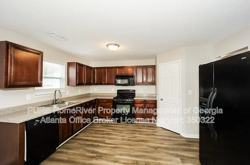 5 bed, 2.5 bath, 2598 sqft, $2,285 — Photo 4